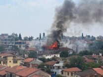 Antalya’da tarihi Kaleiçi’nde yangın, Kaleiçi halkı büyük panik yaşıyor