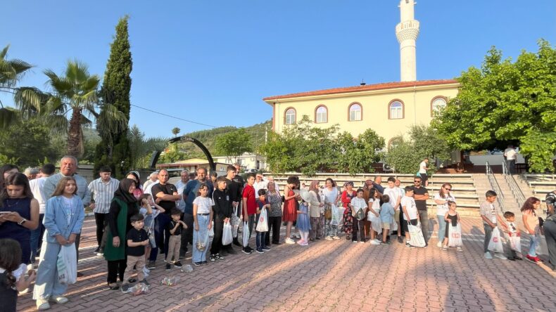 Antalya’da yıllardır aynı geleneği yaşatan mahalle sakinleri cami avlusundaki çocuklara şeker dağıttı
