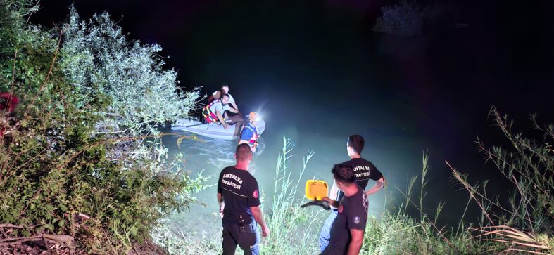 kalpgazetesi.com-Baraj kapaklarının açılmasıyla su seviyesinin yükselmesi üzerine 3 kişi ırmakta mahsur kaldı