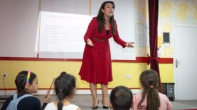 Çocukların “şair anne”si Sultan Serdar Doksöz dezavantajlı bölgelerdeki öğrencilere masal okuyor