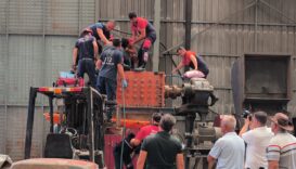 Dengesini kaybeden genç işçi geri dönüşüm makinesine bacaklarını kaptırdı