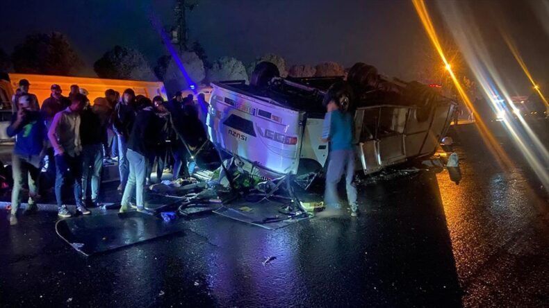 Hatay’da tarım işçilerini taşıyan midibüs devrildi 25 kişi yaralandı