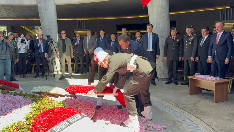 kalpgazetesi.com-Isparta'da dokuzuncu Cumhurbaşkanı Süleyman Demirel mezarı başında anıldı