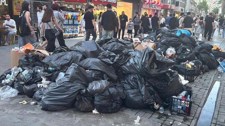 İzmir’de işçilerinin grevi nedeniyle,toplanmayan çöpler tepkilere neden oluyor