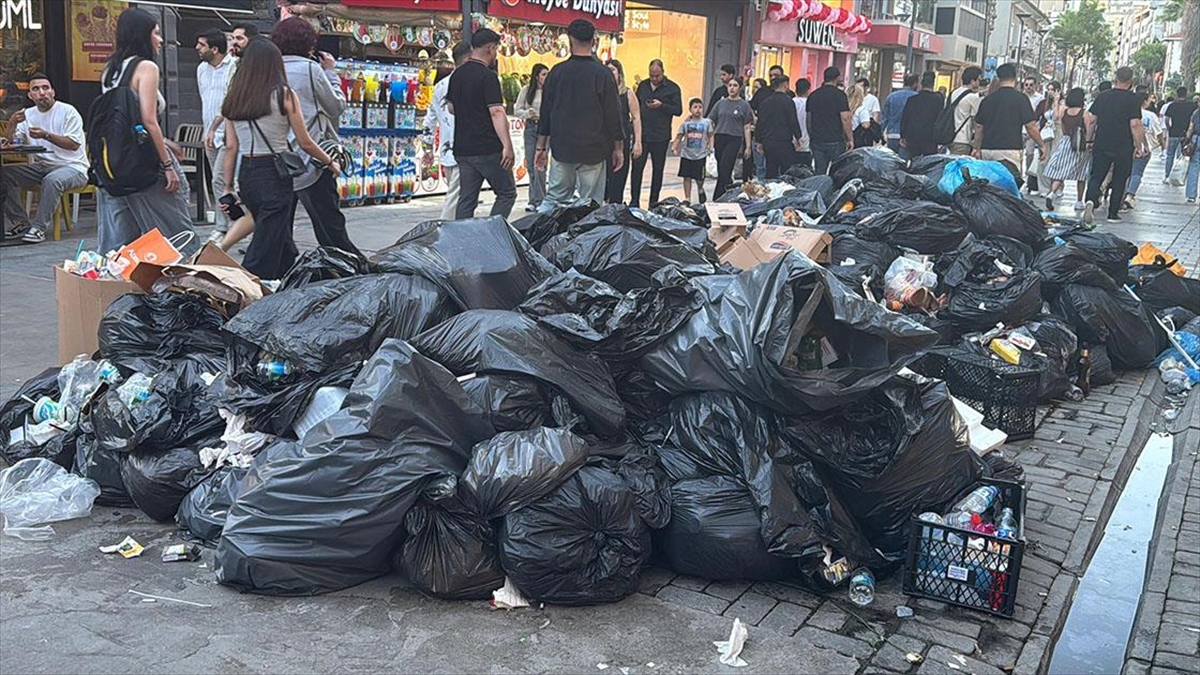İzmir’de işçilerinin grevi nedeniyle,toplanmayan çöpler tepkilere neden oluyor