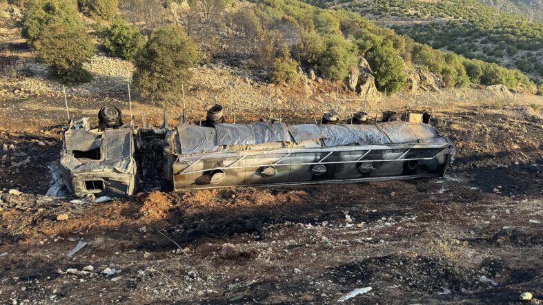 kalpgazetesi.com-Kahramanmaraş'ta şarampole devrilen tır alev alev yandı