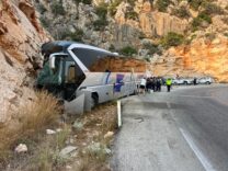 Antalya’da Kaş-Kalkan kara yolunda kontrolden çıkan yolcu otobüsü kayalıklara çarptı