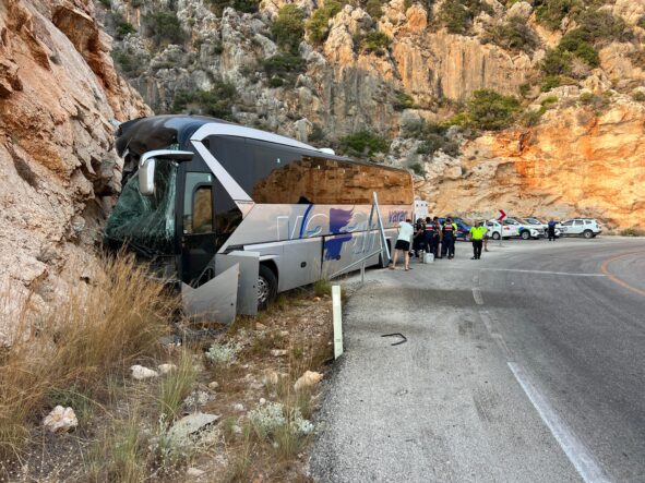 kalpgazetesi.com-Antalya'da Kaş-Kalkan kara yolunda kontrolden çıkan yolcu otobüsü kayalıklara çarptı