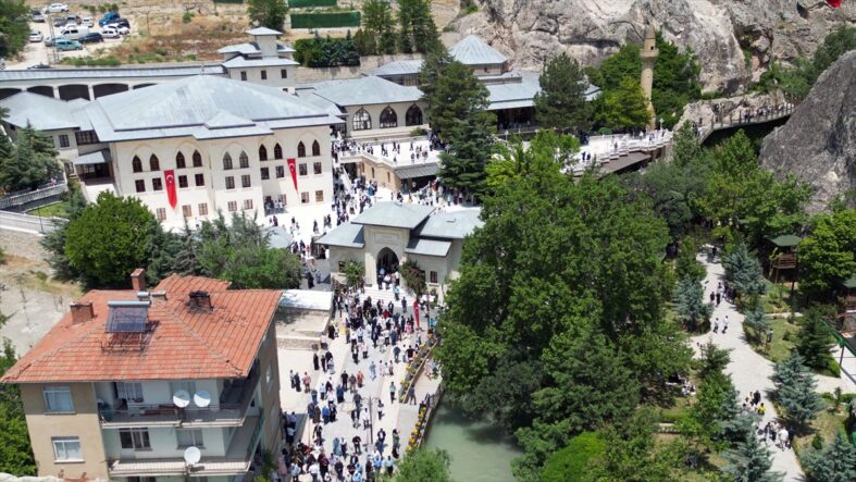 kalpgazetesi.com-Manevi atmosferi ile Somuncu Baba Külliyesi her gün binlerce ziyaretçiyi ağırlıyor