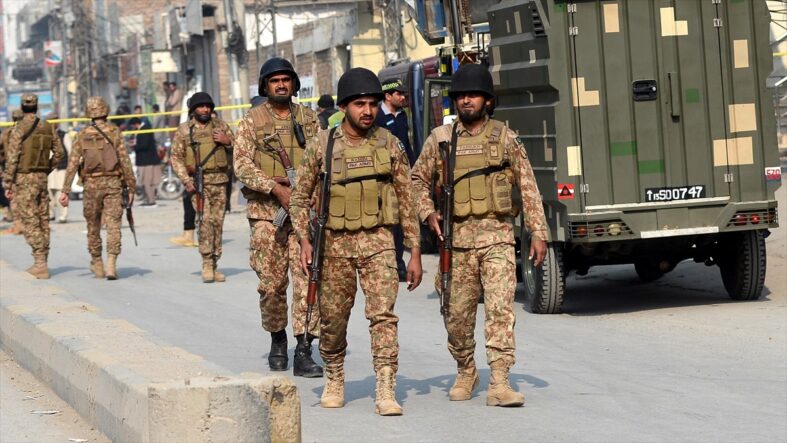 kalpgazetesi.com-Pakistan'ın Afganistan'a sınırı olan Hayber Pahtunhva'da bombalı saldırı 13 asker öldü, yaralılar var!