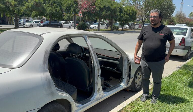kalpgazetesi.com-Şaka gibi Adana'da gazetecinin park halindeki aracının kapılarını çaldılar