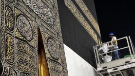 Suudi Arabistan, 1447 Hicri yılın başlamasıyla birlikte Kabe’nin örtüsünü yeniledi
