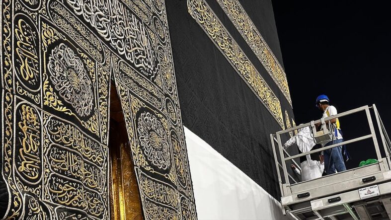 Suudi Arabistan, 1447 Hicri yılın başlamasıyla birlikte Kabe’nin örtüsünü yeniledi