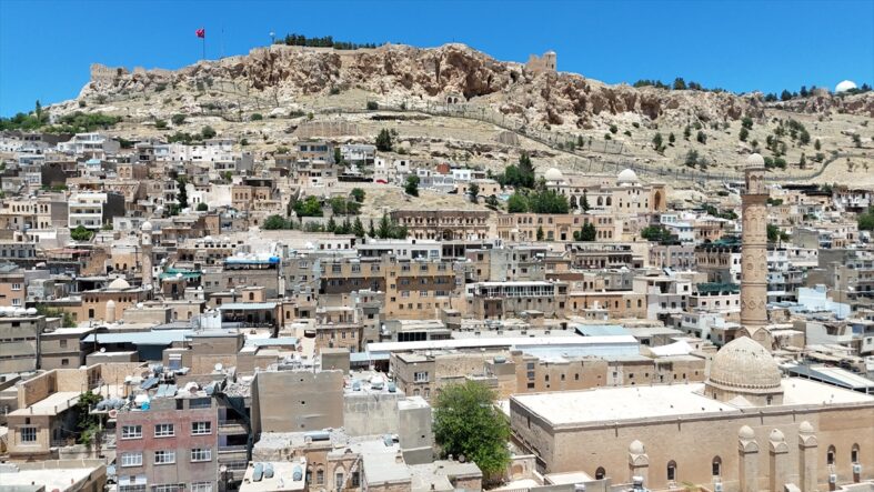 kalpgazetesi.com-Tarihi kent Mardin'in dokusunu bozan betonarme binaların yıkımı sürüyor