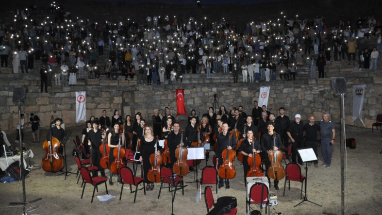 kalpgazetesi.com-Yalvaç muhteşem bir çello konseri ile Pisidia Antiokheia Antik kenti tiyatrosun'da Ispartalılara unutulmaz anlar yaşattı