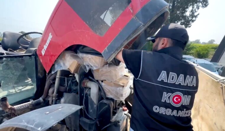 kalpgazetesi.com-Yapılan operasyonda tırın kasasına gizlenmiş ruhsatsız 420 tabanca ele geçirdi