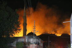 Hatay’da yerleşim yerlerine yakın noktada çıkan yangına müdahale ediliyor