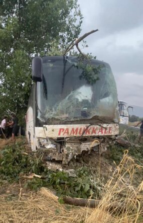 kalpgazetesi.com-Antalya-Denizli kara yolunda şehirler arası yolcu otobüsü yoldan çıktı, yaralılar var