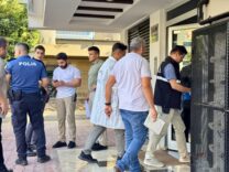 Antalya’da korkunç olay! Banyoda bıçaklanarak can verdi
