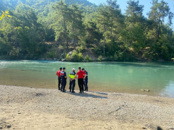 kalpgazetesi.com-Antalya'da piknikte kaçan topu yakalamak isterken Irmağa düşen çocuk kayboldu