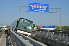 Antalya’da refüje giren tur otobüsü köprü korkulukları arasında sıkıştı