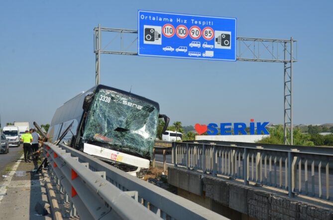 kalpgazetesi.com-Antalya'da refüje giren tur otobüsü köprü korkulukları arasında sıkıştı