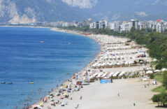 Antalya’da sıcak hava ve yüksek nemden bunalanlar sahillere koştu