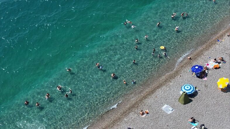 kalpgazetesi.com-Antalya'da sıcak havadan bunalanlar sahillere koştu