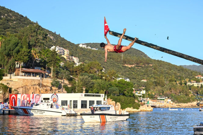 kalpgazetesi.com-Antalya'da yağlı direkten bayrak kapma yarışması yapıldı