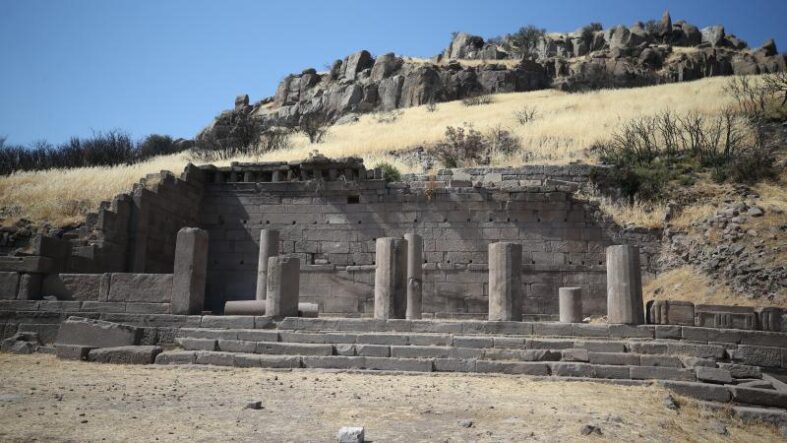 kalpgazetesi.com-Assos'ta 3 bin 500 yıllık stoa gün