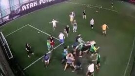 Halı sahada çıkan bıçaklı kavgada 2 kişi yaralandı