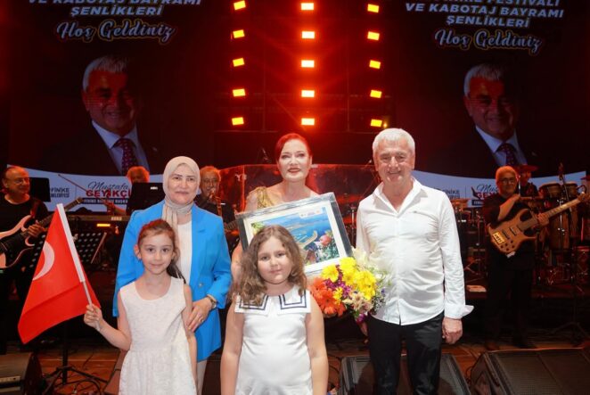 kalpgazetesi.com-Bu yıl 35'incisi düzenlenen Finike Festivalinde Candan Erçetin rüzgarı esti