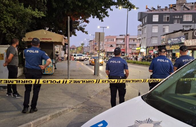 kalpgazetesi.com-Cinayet zanlısı kendisini göz altına almak isteyen polis memurunu yaraladı, vurularak etkisiz hale getirildi