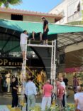 Evinin balkonunda dengesini kaybederek düşen kişi komşunun tentesine düştü