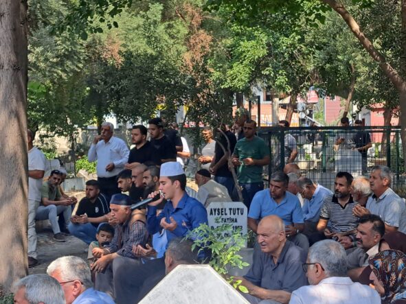 kalpgazetesi.com-Hatay'ın Dörtyol ilçesinde babası tarafından bıçakla öldürülen gencin cenazesi toprağa verildi.