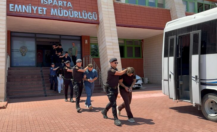 kalpgazetesi.com-Isparta'da 3 kişinin darp edildiği yan bakma meselesinde 2 kişi tutuklandı