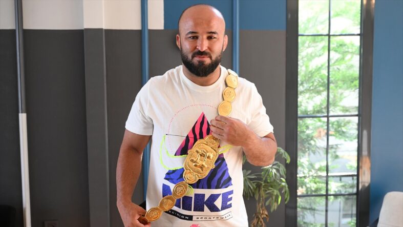 kalpgazetesi.com-Kırkpınar'ın şampiyonu Orhan Okulu, bu yıl aldığı altın kemeri şehitlere ithaf ettiğini söyledi