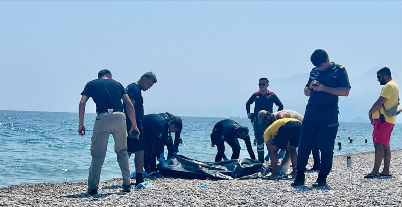 kalpgazetesi.com-Konyaaltı Sahilinde Kıyıya Erkek Cesedi bulundu