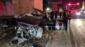 kalpgazetesi.com-Köprü ayağına çarpan otomobildeki 2 kişi ağır yaralandı.