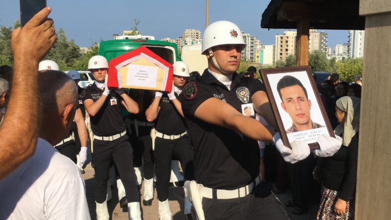 kalpgazetesi.com-Kullandığı otomobilde kaza yapan polis memurunun cenazesi defnedildi