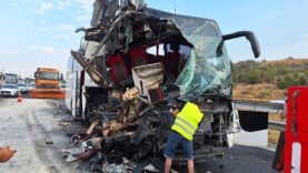 Mersin’de yolcu otobüsünün tıra çarpması sonucu 9 kişi yaralandı