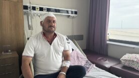 Nadir uygulanan ameliyatla işitme cihazına veda etti