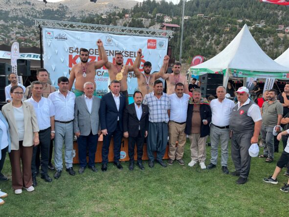 540. Geleneksel Kızıldağ Karakucak Güreşleri'nde başpehlivanlığı Mehmet Çelebi kazandı