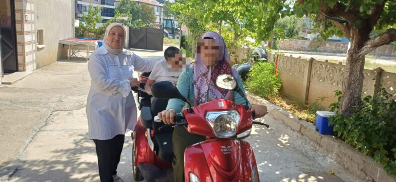 kalpgazetesi.com-Afyonkarahisar'da Bedensel Engelli Melih'e Elektrikli Motor Desteği UTEF ve Gönül Dostları Derneği'nden Anlamlı Bağış