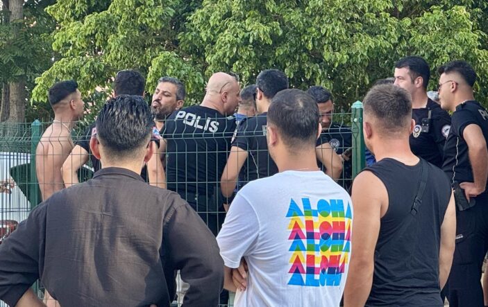 kalpgazetesi.com-Aile içi cinayet Yıllık izni için memleketine giden polis memuru eşini ve iki çocuğunu vurdu, ardından intihar etti