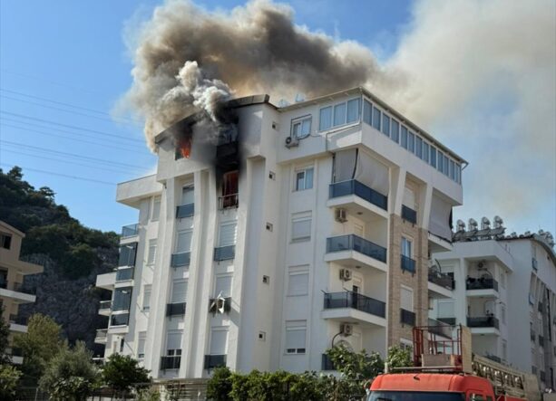 kalpgazetesi.com-Antalya'da 6 katlı binada çıkan yangın söndürüldü