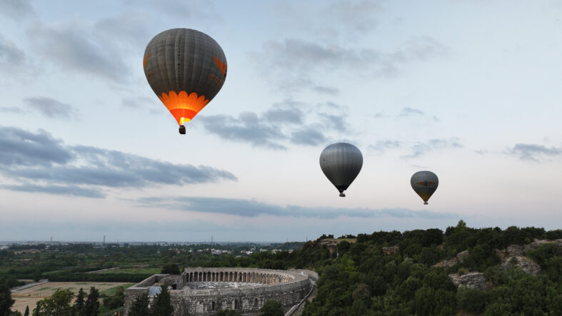 kalpgazetesi.com-Antalya'da gökyüzüne açılan kapı Aspendos'ta balon keyfi başladı