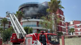 Antalya’da korku dolu anlar! Alevler Apartmanı sardı: 3 kişi hastaneye kaldırıldı