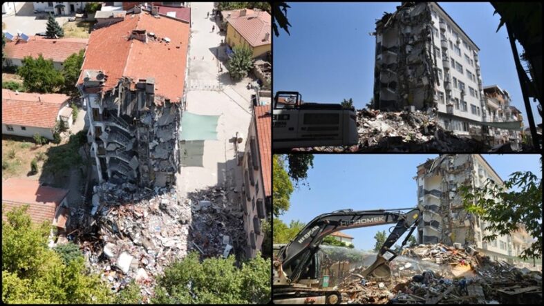 kalpgazetesi.com-Balıkesir Sındırgı'daki depremde ağır hasar gören binalar kontrollü şekilde yıkılıyor