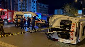 kalpgazetesi.com-İSTANBUL - Sultanbeyli'de servis minibüsü ile otomobilin çarpıştığı kazada 10 kişi yaralandı